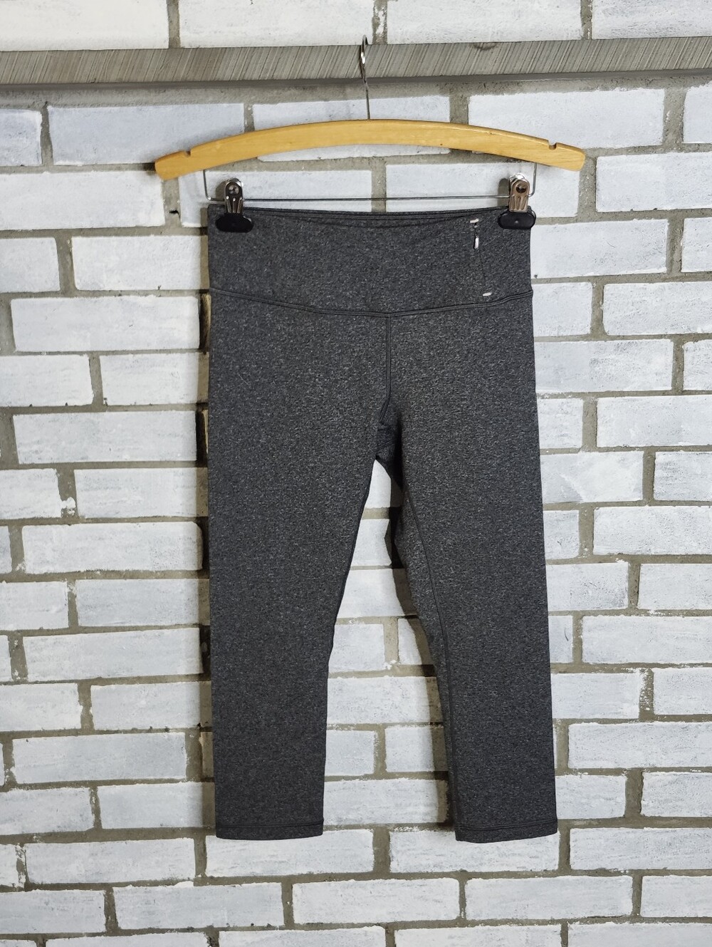 ⢠Calia by Carrie Underwood Gray Capri Skinny Leggings Size Small? Zip Pocket